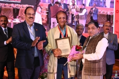 Presentation-of-Babu-Rao-Mhatre-Gold-Medal-to-Ar.-Prem-Nath-for-the-year-2020-min